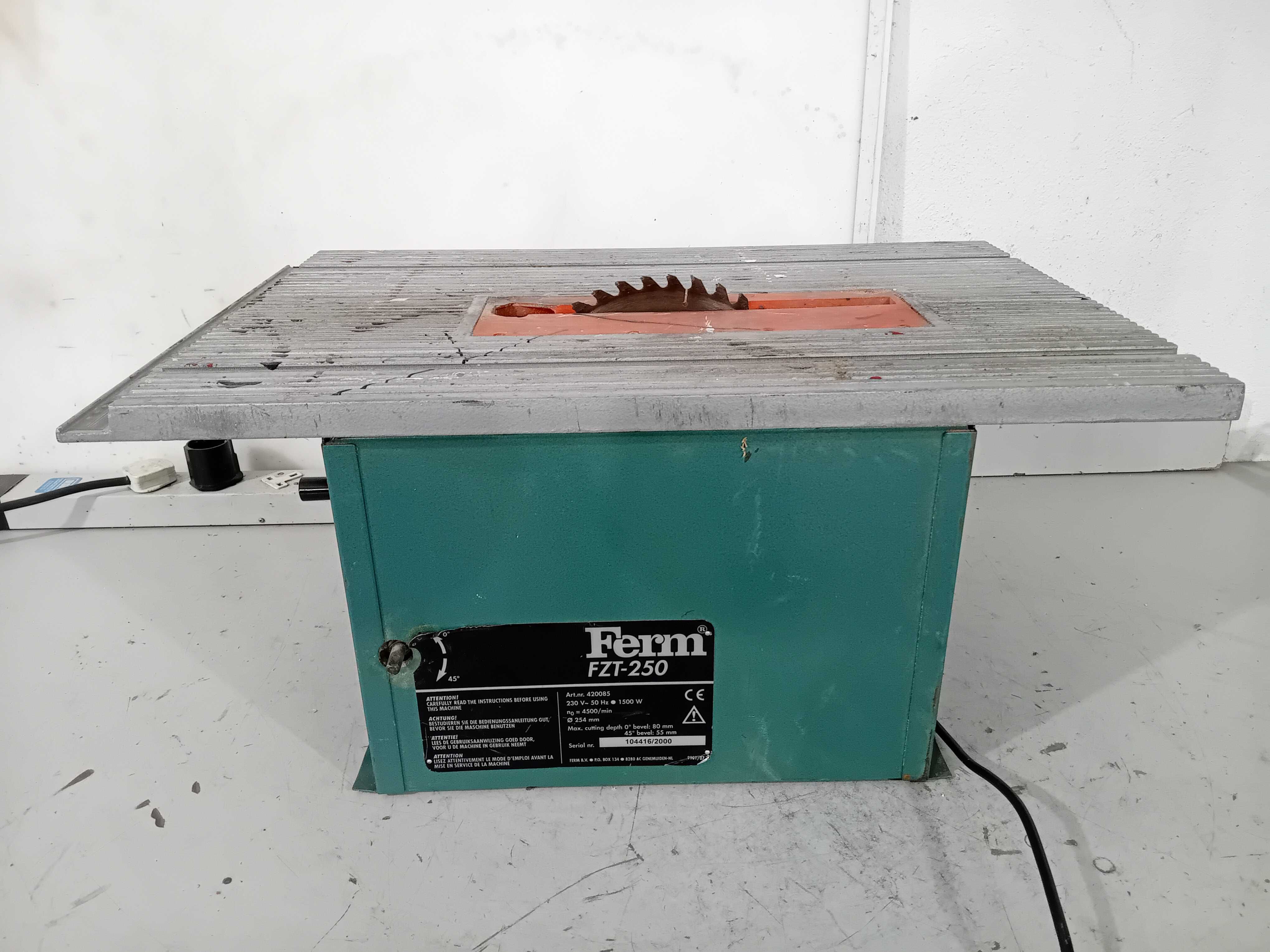 Циркуляр за дърво - Ferm 1500 W