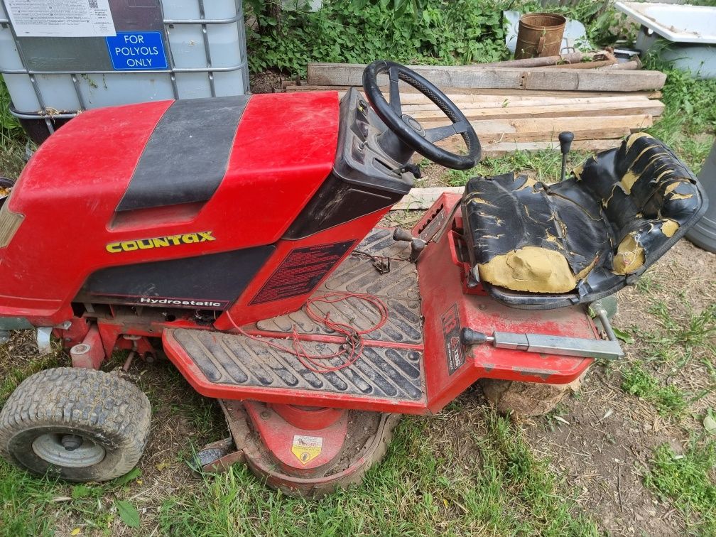 Vănd tractoraș de tuns iarbă .