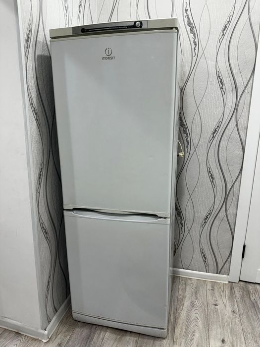 Холодильник 60000 торг есть