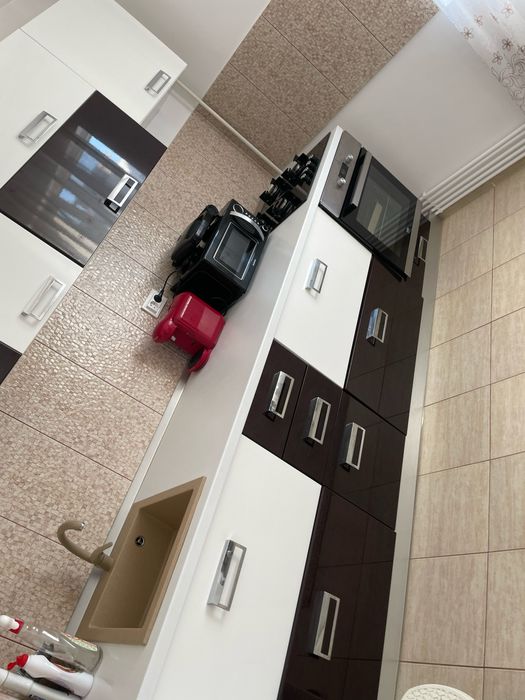 Inchiriez apartament 2 camere decomandat 7/7 . Zona Lenin