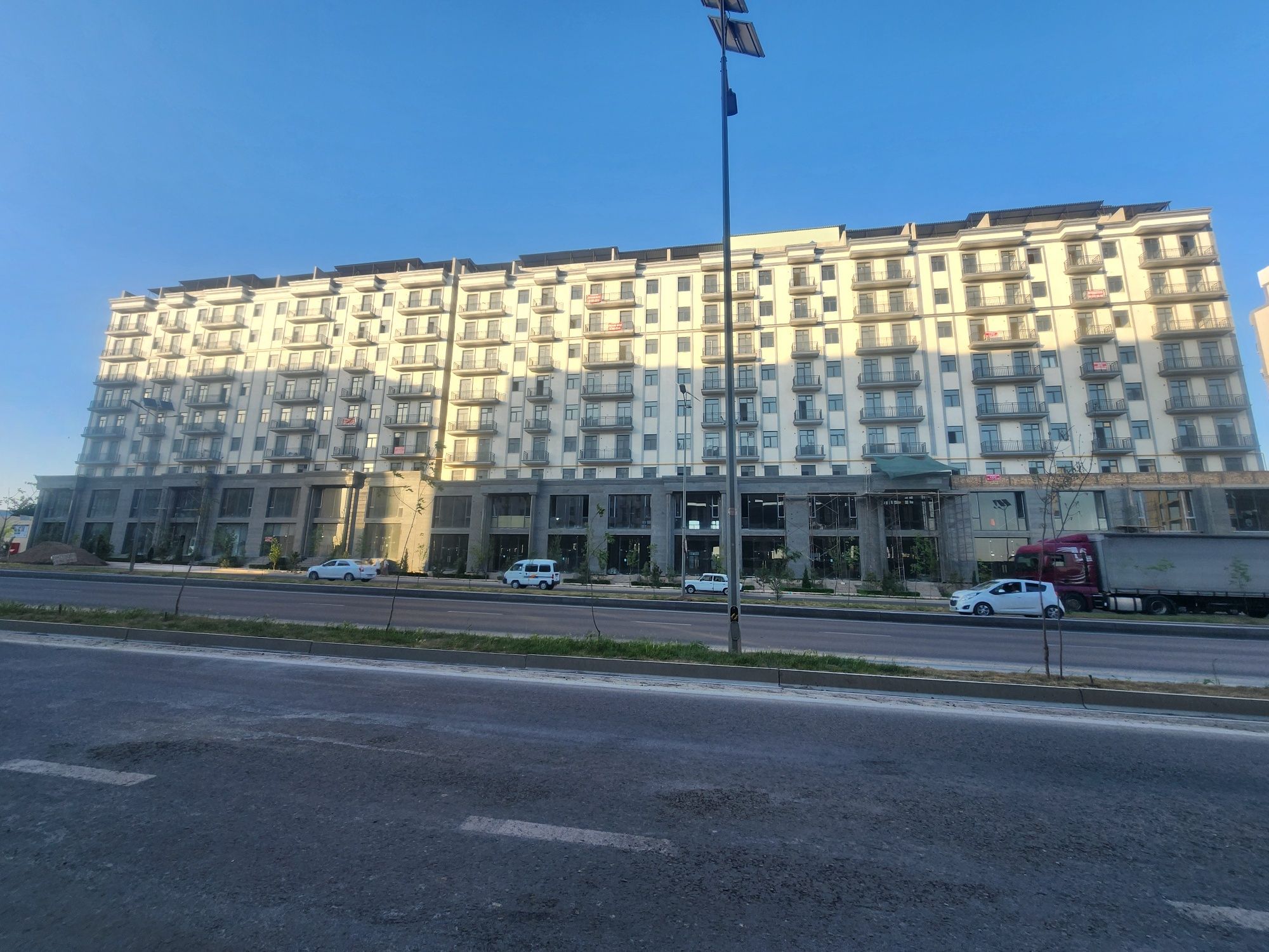 Dom sotladi 3 etaj 2 xona 78 kv terassa bor narxini kelishamza