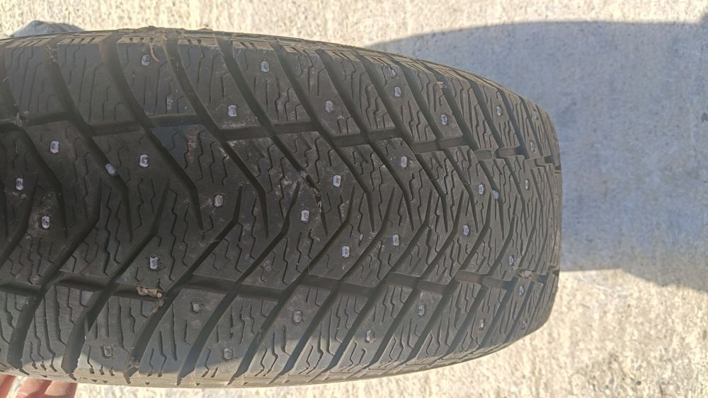 Vând cauciucuri cu tepi yokohama 205/55/R16