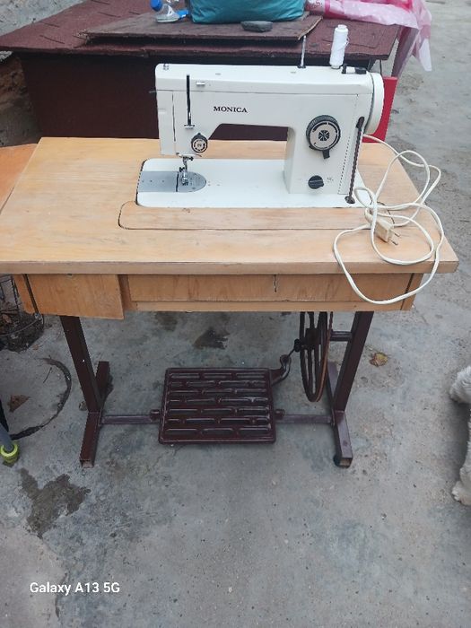 Mașina de cusut Monica