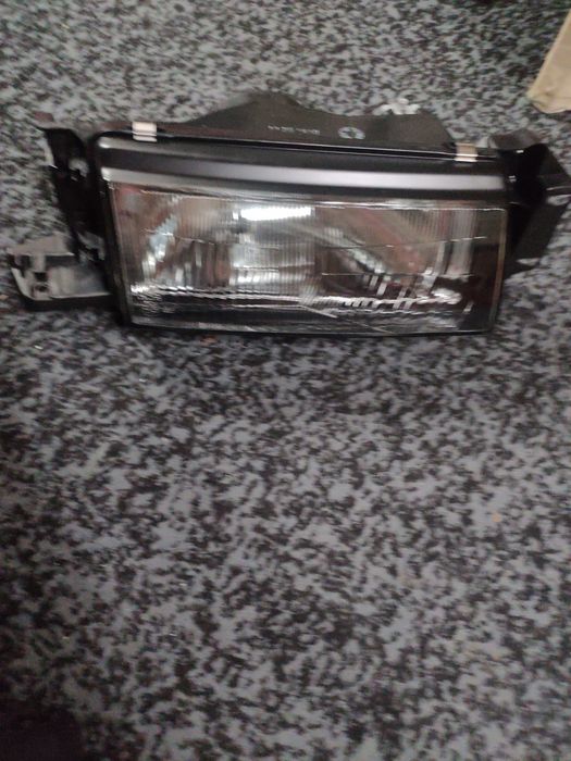 Мазда 323 седан. Фара правая.