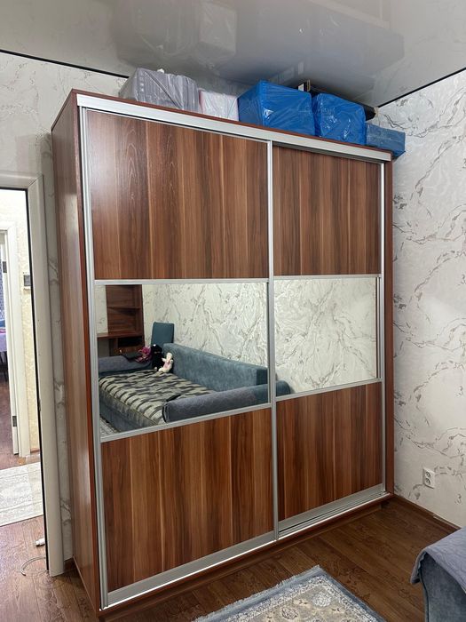 Шкаф купе, парта, настенные полки