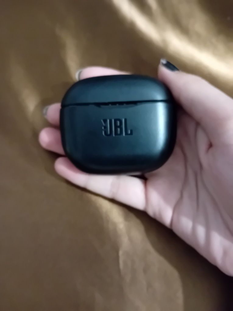 Încărcător căști jbl wireless