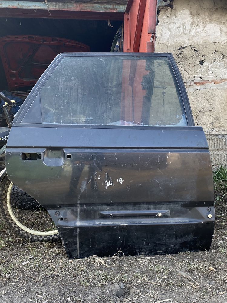 По кузову двери стекла спойлер VW Passat B3 Седан