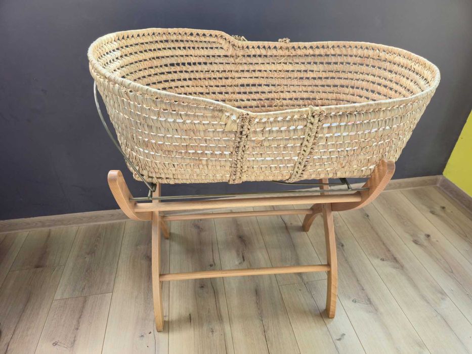 Next to me от ратан с дървена стойка