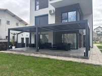 Pergola bioclimatica motorizata cu lamele mobile si lumini LED