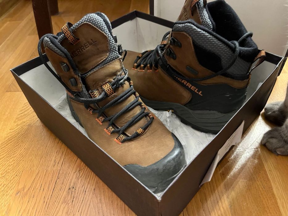 Продам ботинки для гор