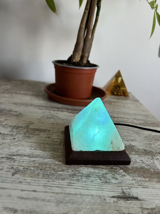 Lampa piramida , de birou, din sare Himalaya