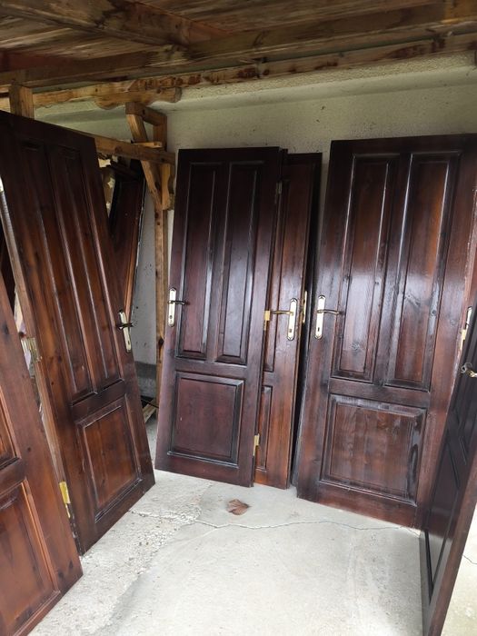 Врати от масивен чам