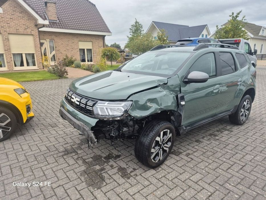 Vând Dacia Duster an 2024 avariat 15 dci 4x4 15000 km