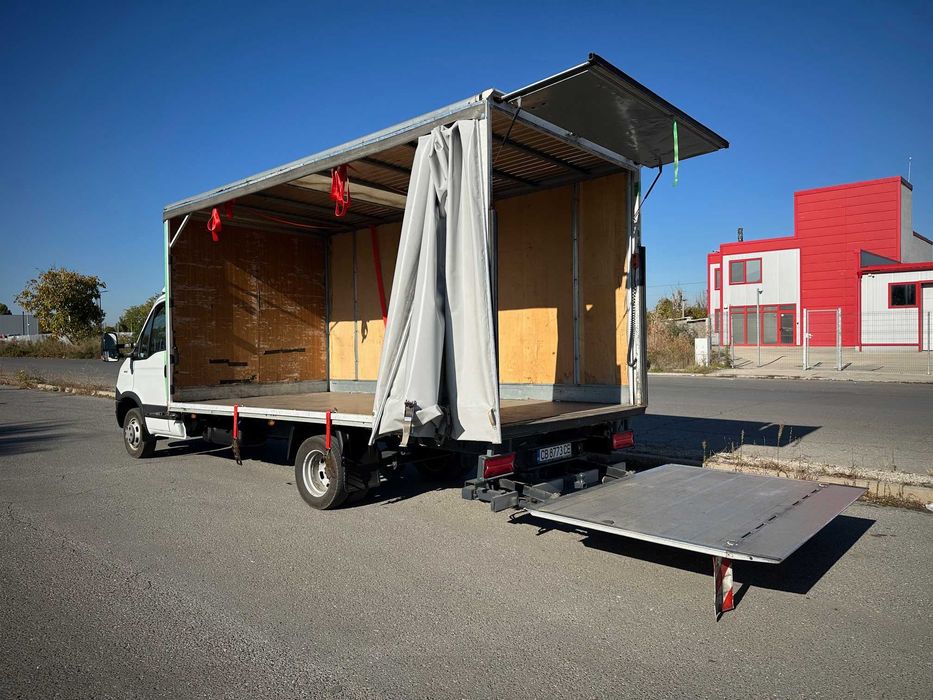 Голям бус с падащ борд и палетна количка - транспортни услуги