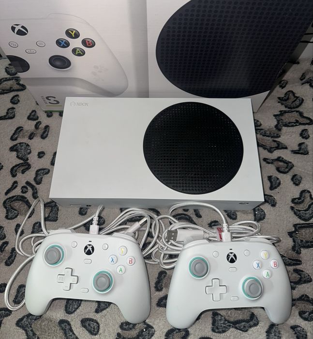 Xbox Series S с играми MK11 UFC5 GTAV MINECRAFT