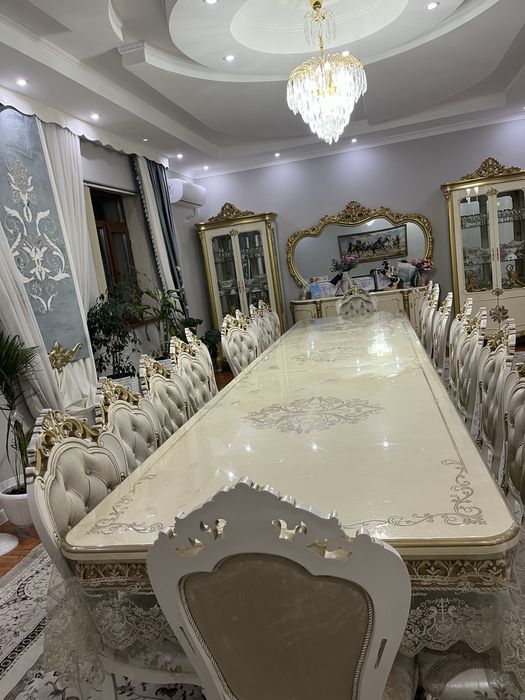 Гостинный стол на 20 человек