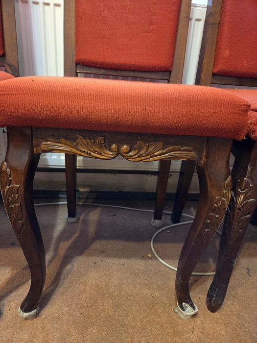 Scaune cu model scluptat