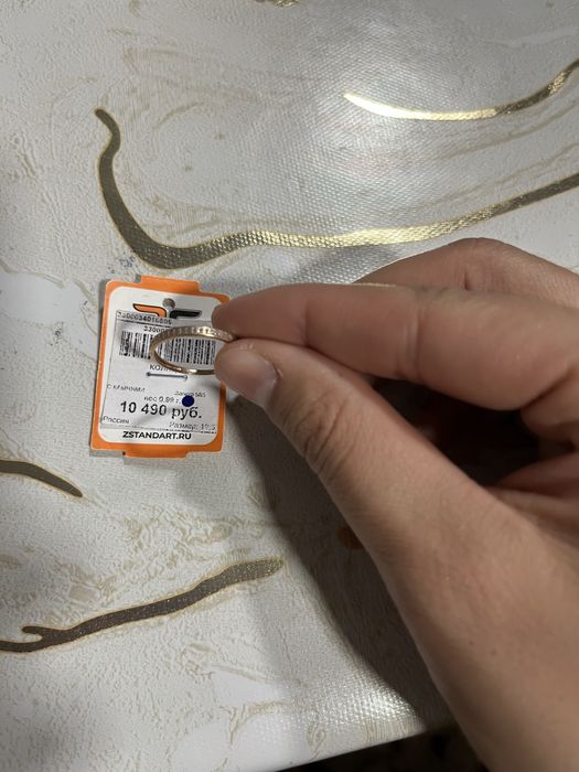 Продам золотое колечко с бриллиантами