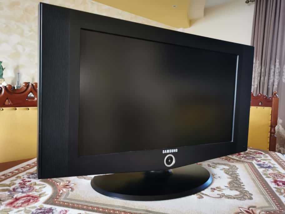 Vand televizor samsung  80 cm