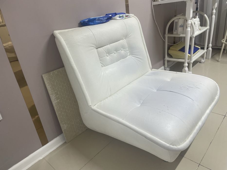 Продам белый диванчик