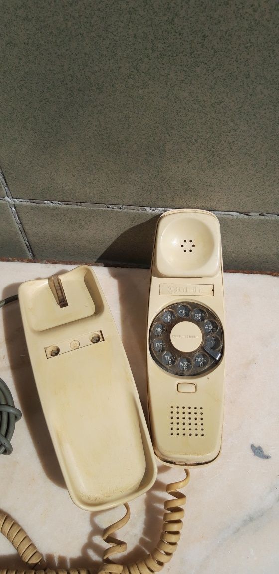 Telefon vintage cu disc pe receptor