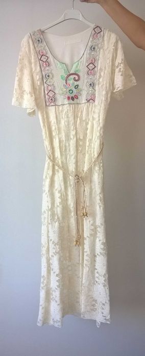 Бяла памучна рокля с дантела и колан