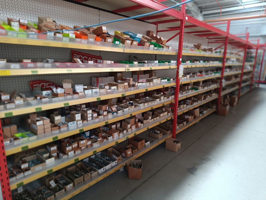 Rafturi metalice pentru depozitare