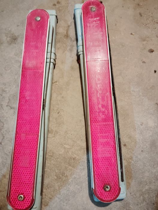 Vând triunghiuri reflectorizante auto În stare bună