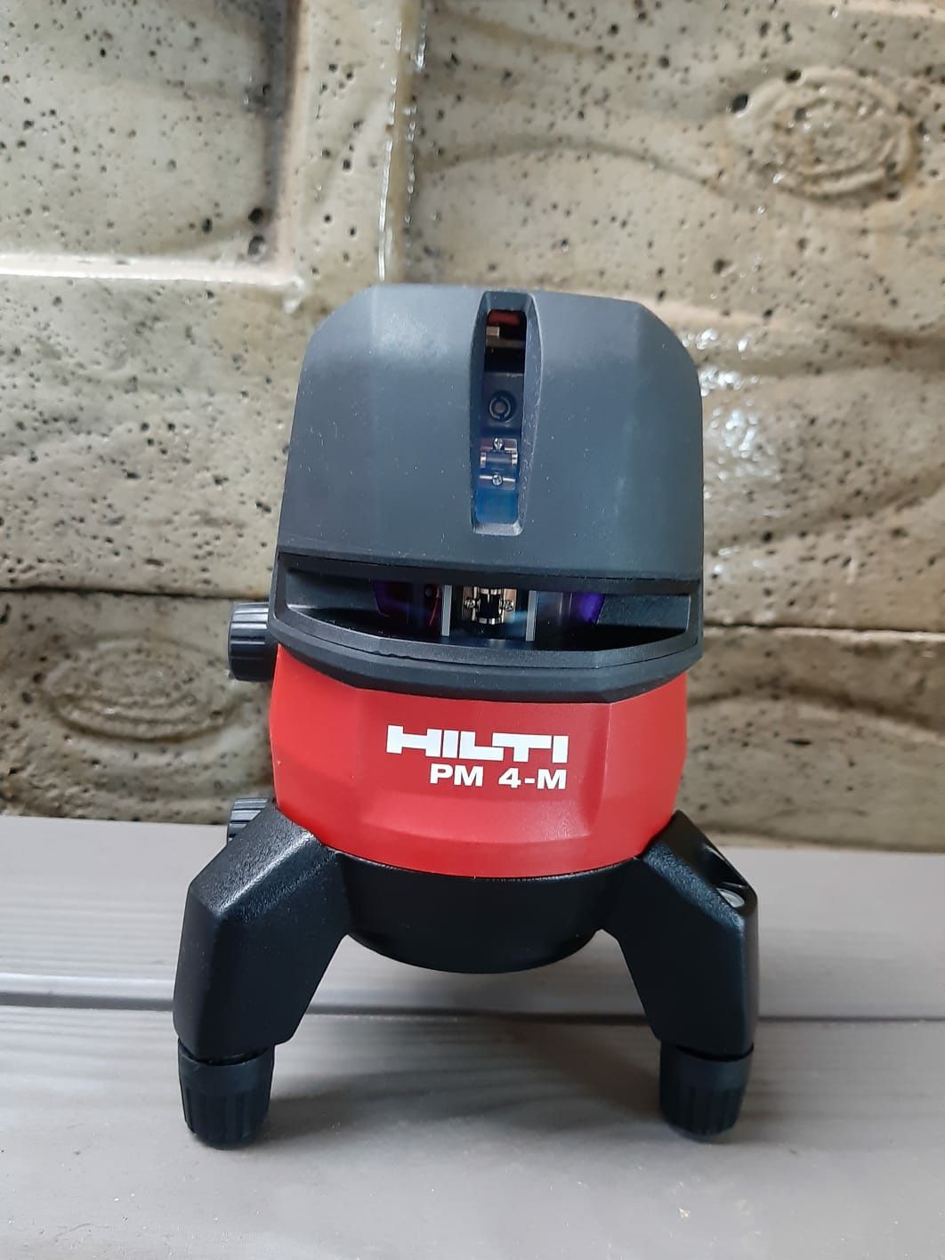 Hilti nivela cu linii noua