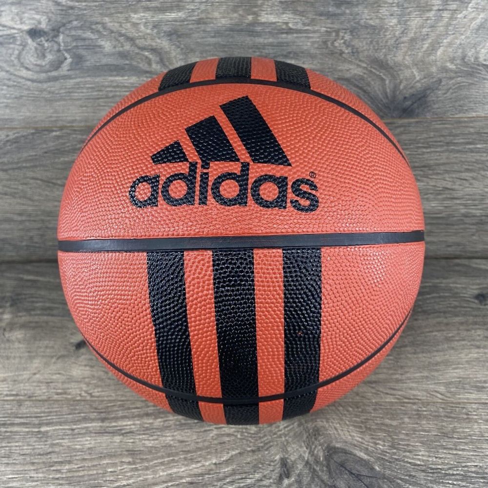 Чисто нова баскетболна топка Adidas