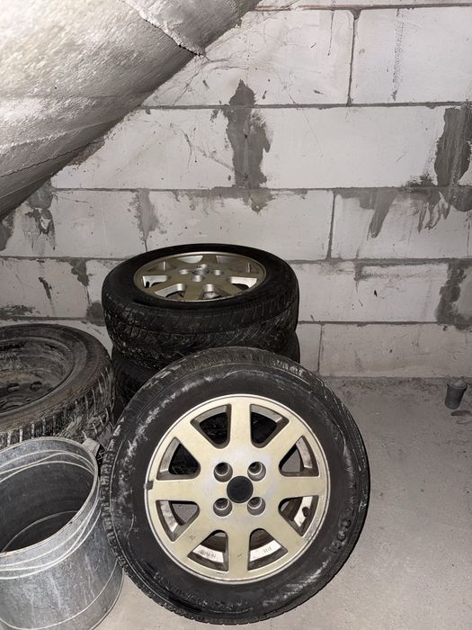 Vand anvelope 175/60 R14 de vară.