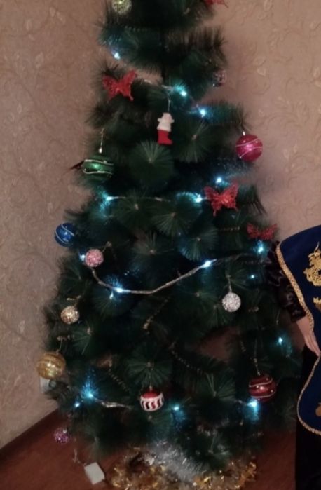 Продам Искусственный новогодний Ёлку