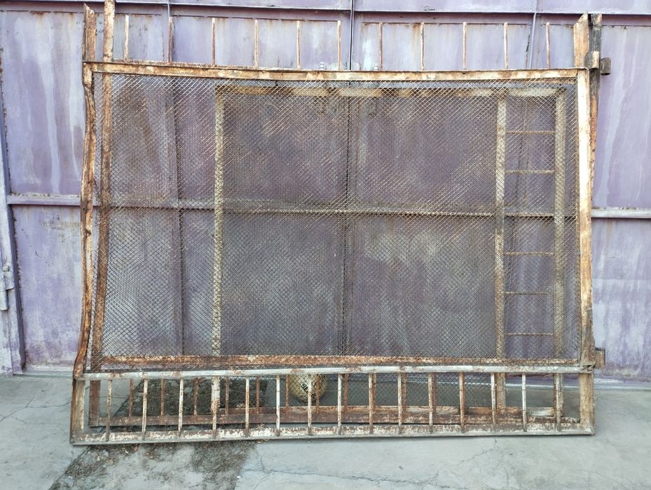 Забор металлический.Сетка Рябица , Каркас из уголка.Колличестве 3 штук