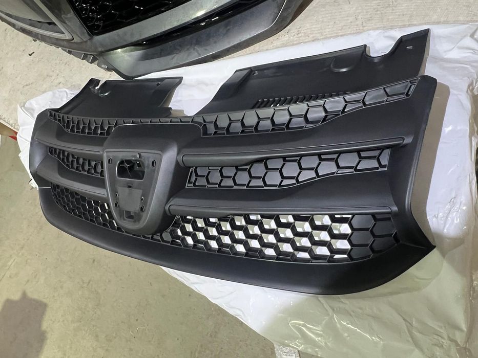 Grila radiator Dacia Logan 2, Sandero 2, 2013, 2014, 2015, 2016.