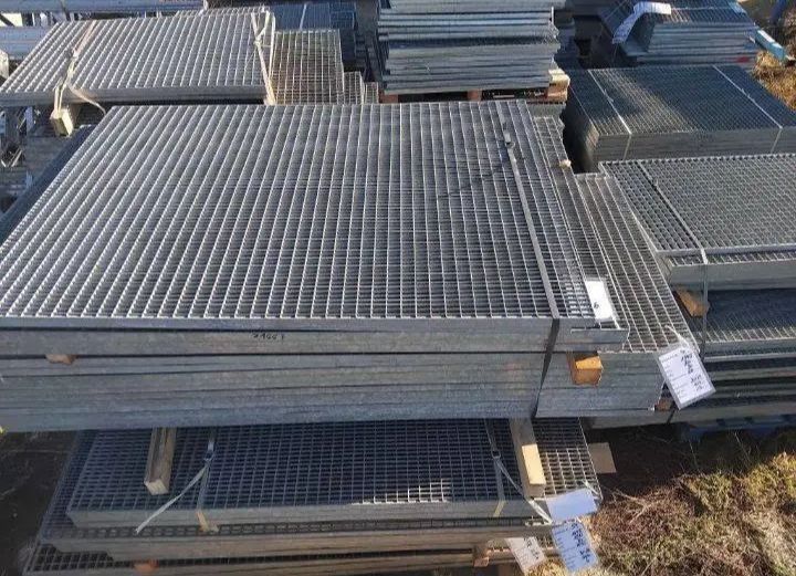 Vindem grătare zincată orice dimensiune trepte orice dimensiune doreșt