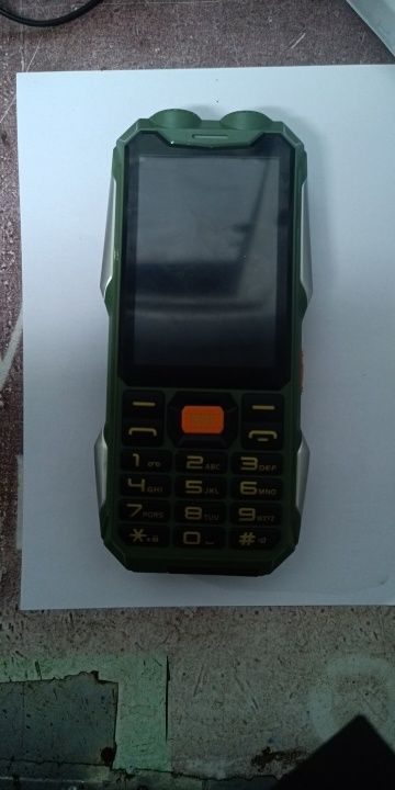 Мобилен телефон Yeemi Q9 с 4 SIM карти За възрастни хора, лов, риболов