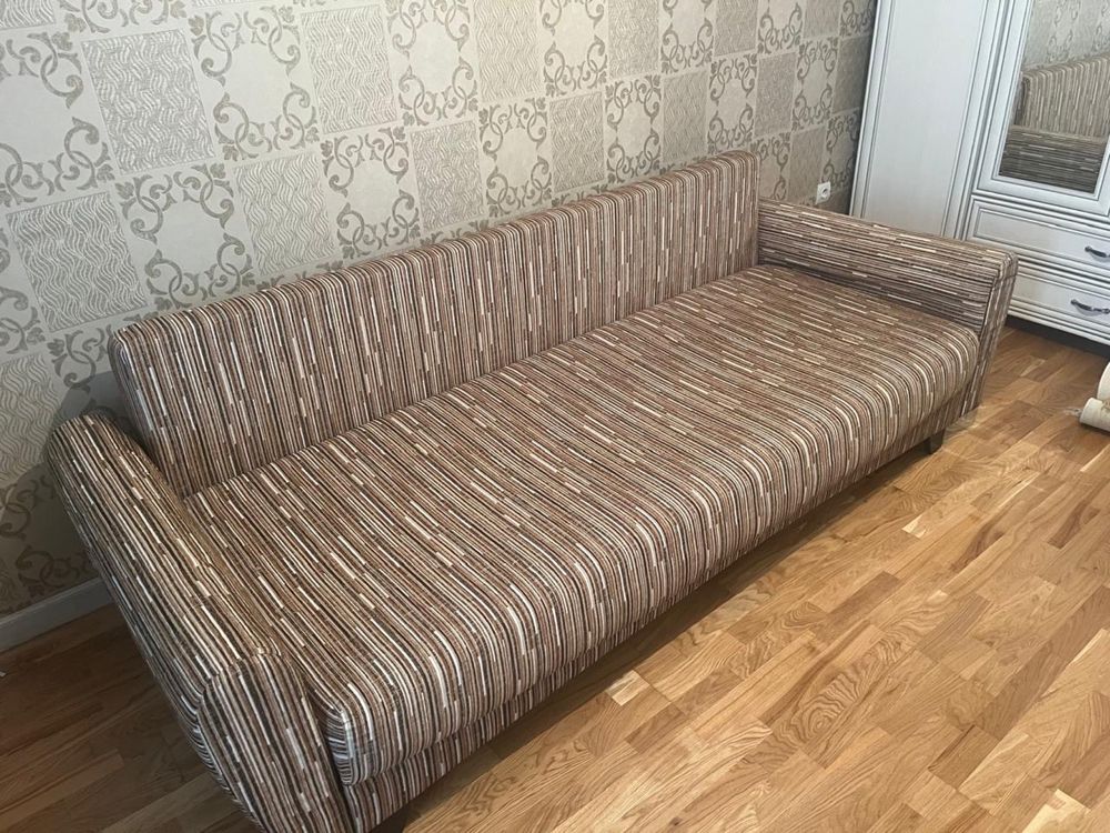 Диван с чехлом