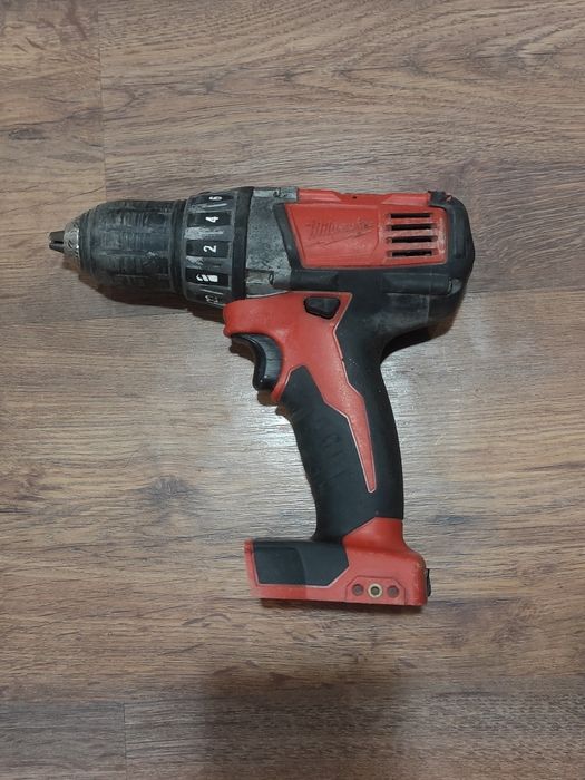 Filetanta/ mașină de găurit Milwaukee C18 DD