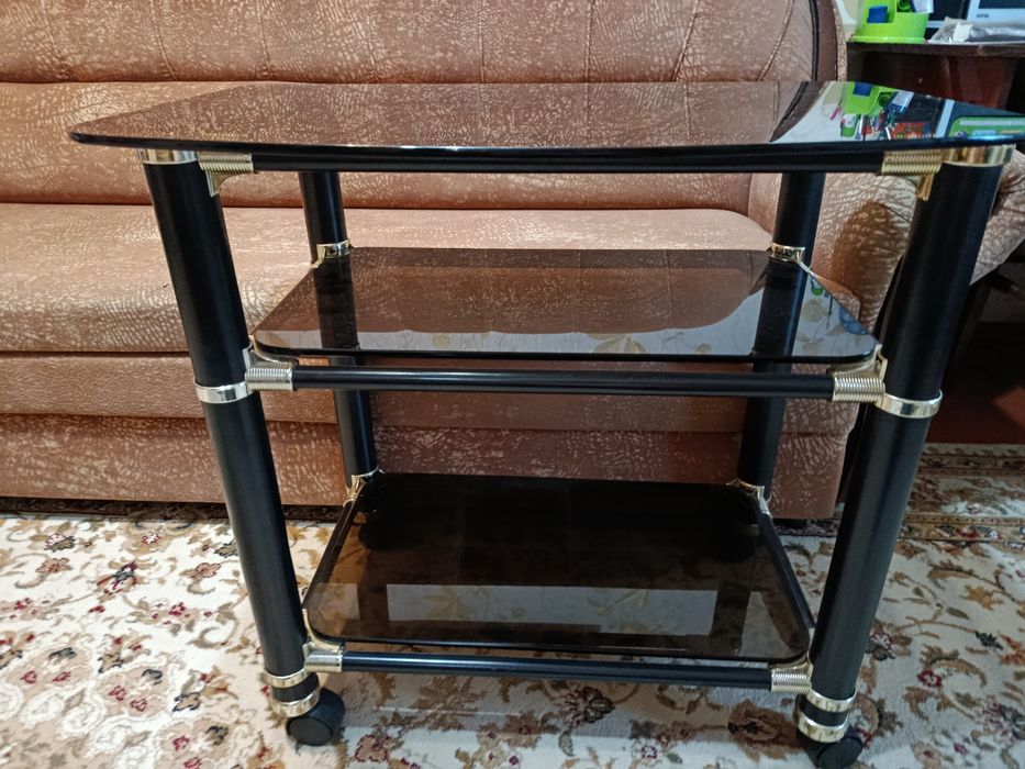 Продам стол по ТВ б/у в хорошем состоянии