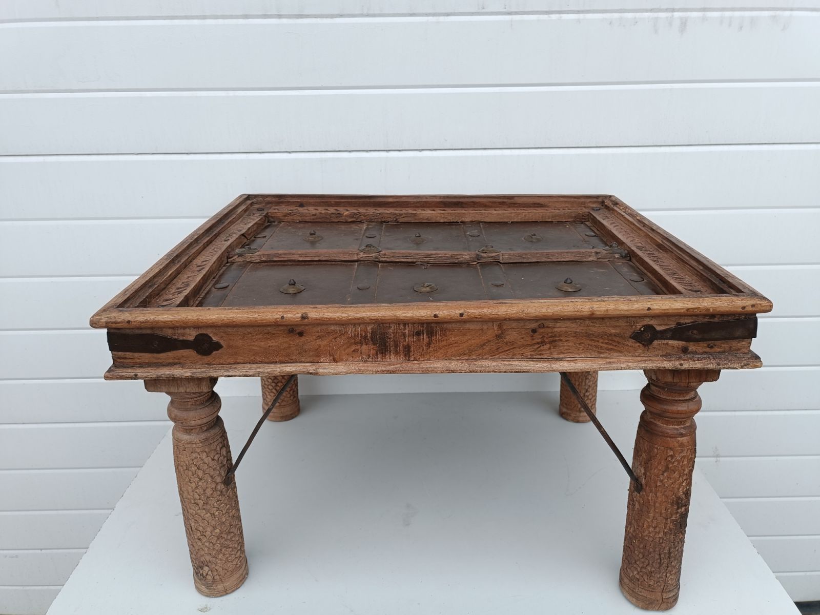 Старинна маса с дървена рамка и медна вътрешност от крило на прозорец
