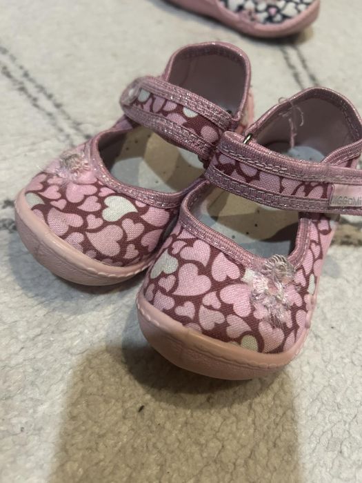 Три чифта пантофи 25 лв