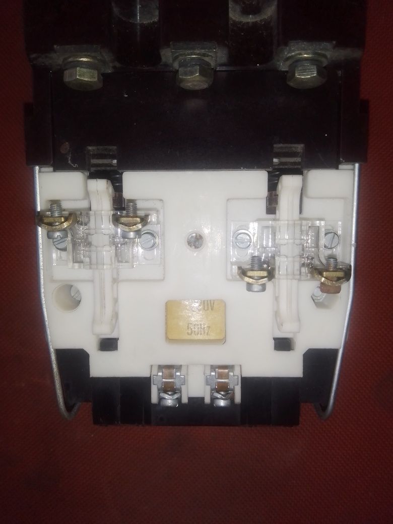 Контактор Чешки V63 / 63A -трифазен / бобина 220v / Не е използван