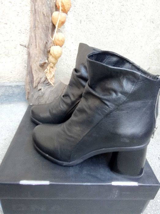 Кожени боти, 39 номер, 7 см ток, модел на Bata, елегантен финиш с цип