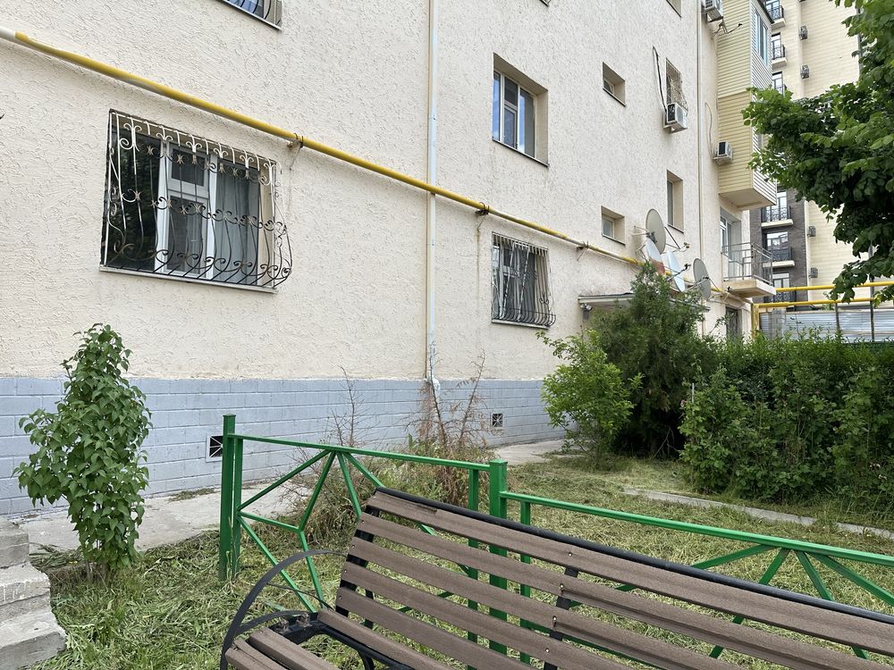 Продается 2-комн. квартира, мкр Нурсат (с подвал. помещением)