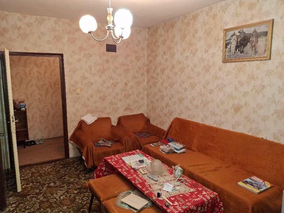 Продавам тристаен апартамент с гараж