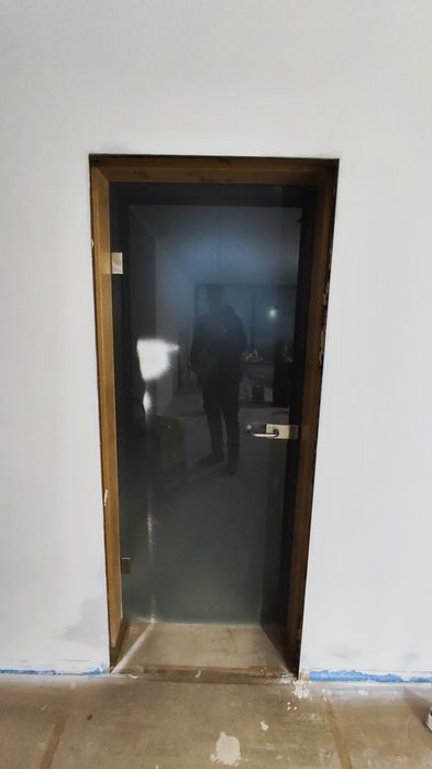 Стъклена врата с каса