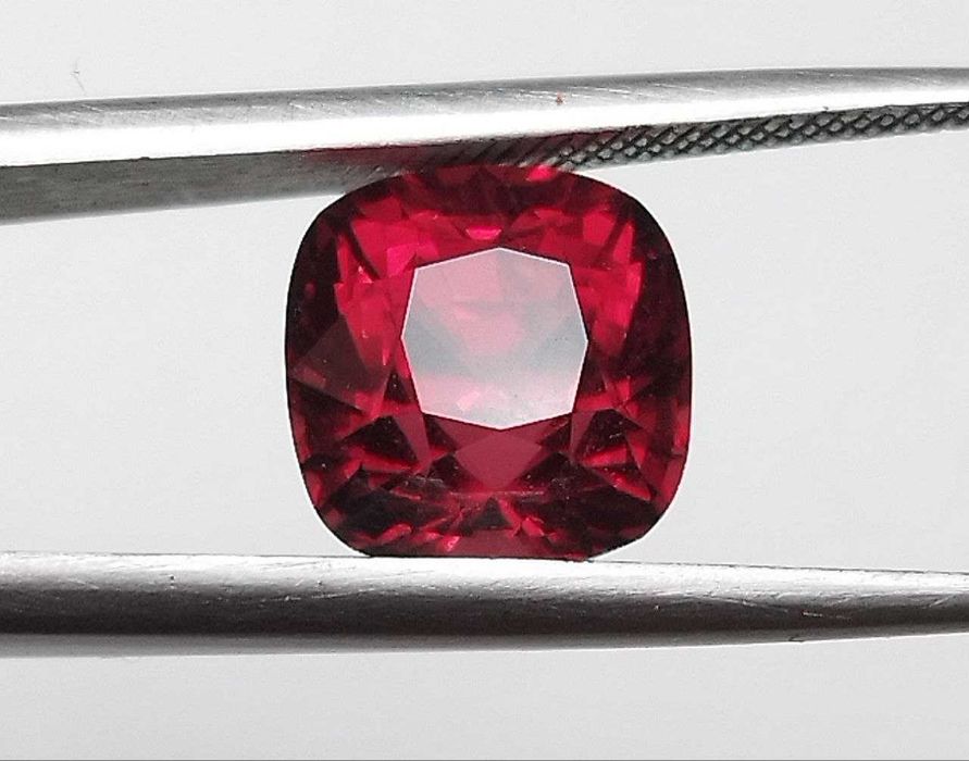 Прекрасен шпинел в топ червен цвят - 2.96Кт.! Сертифициран! НОВ!