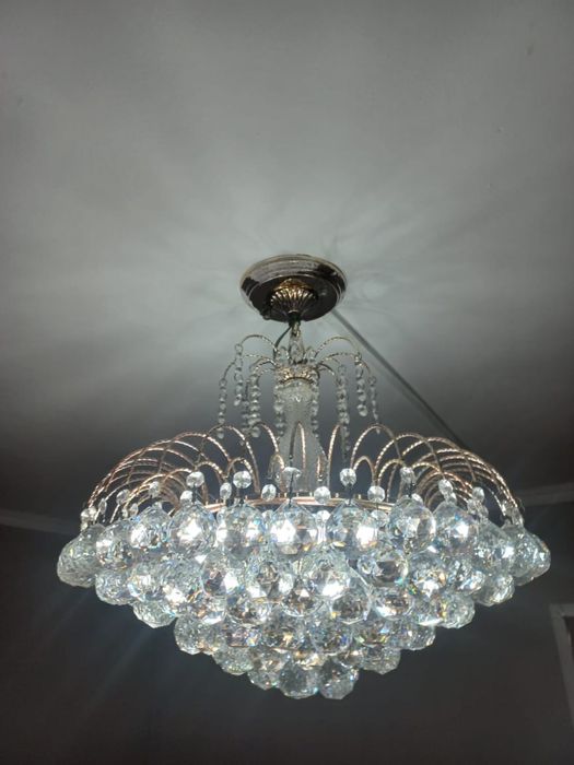 2 одинаковых люстр.