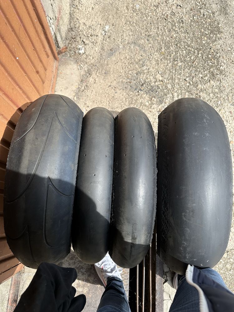 Два коплекта гуми за мотор  (слик/полуслик)