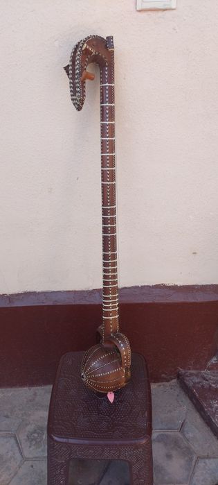 Qashgʻar Rubob. Ilon terisidan 100 yillik Rubob
